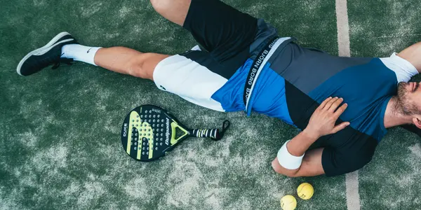 joueur de padel au sol