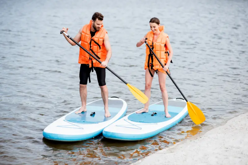 2 personnes faisant du paddle